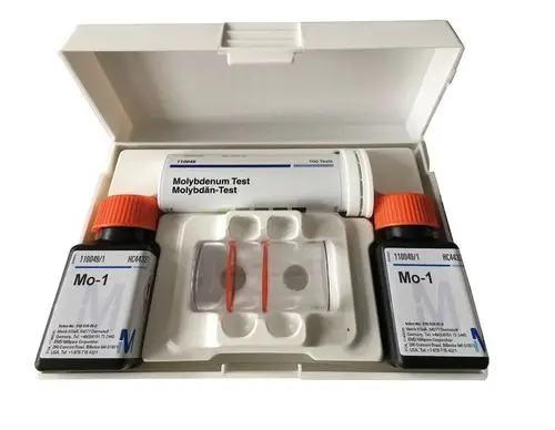 Molybdän-Testkit in einem weißen Kasten, bestehend aus zwei Flaschen mit Prüfchemikalien, einem Testsatz und einem Behälter, hergestellt von BWT.